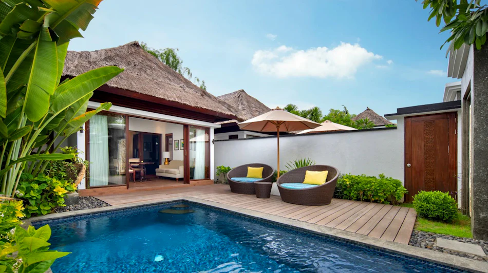 A luxurious private villa in Nusa Lembongan with a clear blue swimming pool and comfortable outdoor lounge chairs.